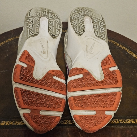 Nike Women's Legend Essential Vast Grey Fire Pink Size 6.5 CD0212 005 - Picture 9 of 10